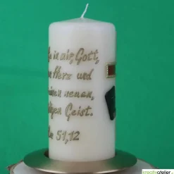 Konfirmationskerze in Elfenbein mit braunem Kreuz & Bibel – Optional mit Konfirmationsspruch