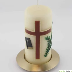 Konfirmationskerze in Elfenbein mit braunem Kreuz & Bibel – Optional mit Konfirmationsspruch