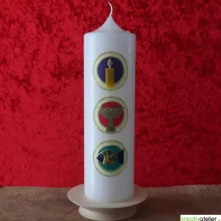 Konfirmationskerze Markus – Weiße Kerze mit drei Kacheln und christlichen Symbolen Licht, Kelch und Fisch