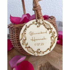 Korb für Blumenmädchen mit personalisiertem Anhänger / Kinderkorb für Blumenkind zur Hochzeit / Streublumen Korb Heirat