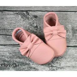 Krabbelpuschen aus Leder mit Schleife, Taufe, Geburt ab Gr. 18/19 - Lederpuschen mit Namen