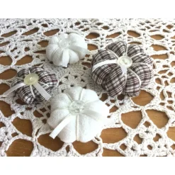 Kürbisse Stoffkürbisse Dekokürbisse 4er Set genäht in braun-beige-Caro und Creme