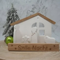 Krippe aus Holz und Raysin