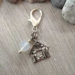 'Krippe to go' Anhänger mit Friedensachatperle – handlicher Krippenstall aus Metall