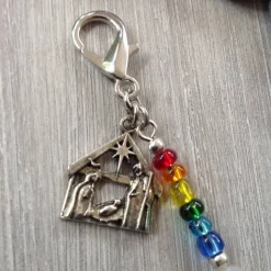 'Krippe to go' Anhänger mit bunten Rocailles  – handlicher Krippenstall aus Metall