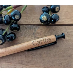 Kugelschreiber aus Holz graviert mit Namen – personalisierter Kuli als Geschenk für Lehrer & Erzieher