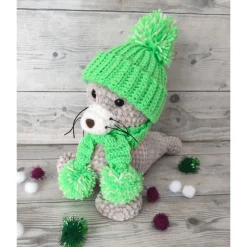 Kuschelige Robbe – Handgemachtes Plüschtier, 21 cm hoch, beige & neongrün, abnehmbare Accessoires