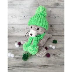 Kuschelige Robbe – Handgemachtes Plüschtier, 21 cm hoch, beige & neongrün, abnehmbare Accessoires
