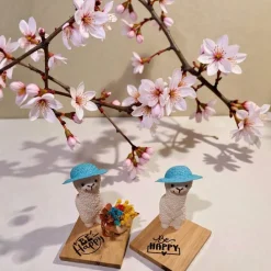 Lama aus Raysin mit Hut  – Geschenk mit Spruch auf Holz