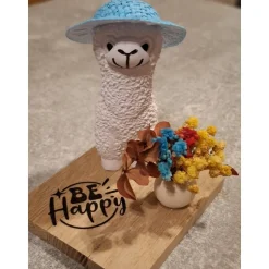 Lama aus Raysin mit Hut  – Geschenk mit Spruch auf Holz