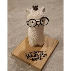 Lama aus Raysin mit Krone & Brille – Geschenk mit Spruch auf Holz