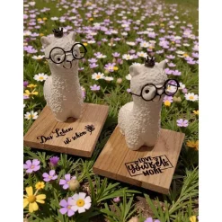 Lama aus Raysin mit Krone & Brille – Geschenk mit Spruch auf Holz