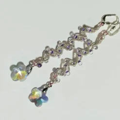 Lange funkelnde Ohrringe mit Blüte lila pastell handmade Spiralperle silberfarben Brautschmuck