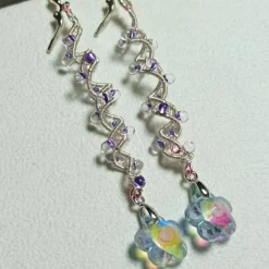 Lange funkelnde Ohrringe mit Blüte lila pastell handmade Spiralperle silberfarben Brautschmuck