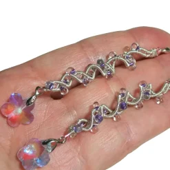Lange funkelnde Ohrringe mit Blüte lila pastell handmade Spiralperle silberfarben Brautschmuck