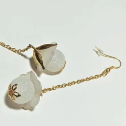 Lange Ohrringe weiße Blüten am Kettchen goldfarben handgemacht Brautschmuck im boho chic