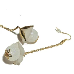 Lange Ohrringe weiße Blüten am Kettchen goldfarben handgemacht Brautschmuck im boho chic