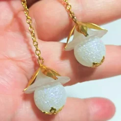 Lange Ohrringe weiße Blüten am Kettchen goldfarben handgemacht Brautschmuck im boho chic
