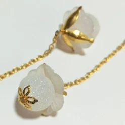 Lange Ohrringe weiße Blüten am Kettchen goldfarben handgemacht Brautschmuck im boho chic