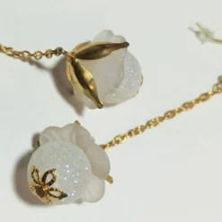 Lange Ohrringe weiße Blüten am Kettchen goldfarben handgemacht Brautschmuck im boho chic