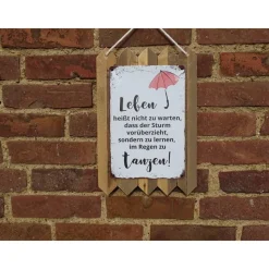 Leben heißt nicht zu warten bis der Sturm vorüberzieht, sondern zu lernen im Regen .. Wanddeko aus Altholz, Geschenkidee