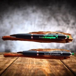 LED Kugelschreiber mit beleuchteter Lasergravur, Touchpen & blauer Mine, Fußballstadien – personalisierbar