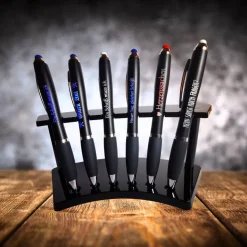 LED Kugelschreiber mit beleuchteter Lasergravur, Touchpen & blauer Mine, Fußballstadien – personalisierbar