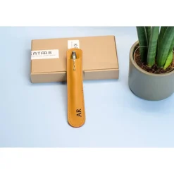 Lederetui für einen Kugelschreiber mit Gravur. Personalisiertes Stiftetui aus Leder. Leder Stifthülle mit Namen Gravur.G