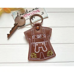 Lederhose Schlüsselanhänger gestickt – Tracht Taschenbaumler Geschenk aus braunem Kunstleder