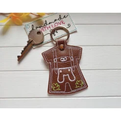 Lederhose Schlüsselanhänger gestickt – Tracht Taschenbaumler Geschenk aus braunem Kunstleder