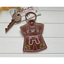 Lederhose Schlüsselanhänger gestickt – Tracht Taschenbaumler Geschenk aus braunem Kunstleder