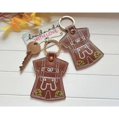 Lederhose Schlüsselanhänger gestickt – Tracht Taschenbaumler Geschenk aus braunem Kunstleder