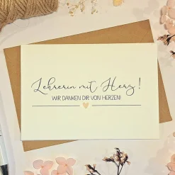 Lehrerin mit Herz Karte – Dankeskarte Lieblingslehrerin – Geschenk Lehrer – Hochwertige Klappkarte mit Umschlag