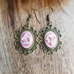 leichte Kamee Hängeohrringe in rose mit Schmetterlinge Cameo Gemme Cabochon