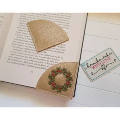 Lesezeichen Weihnachts Kranz gestickt aus Kunstleder gold – Geschenkidee Weihnachten & Adventskalender