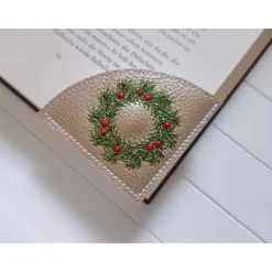 Lesezeichen Weihnachts Kranz gestickt aus Kunstleder gold – Geschenkidee Weihnachten & Adventskalender