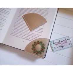 Lesezeichen Weihnachts Kranz gestickt aus Kunstleder gold – Geschenkidee Weihnachten & Adventskalender