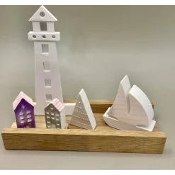 Leuchtturm mit Segelschiff und Tannenbaum – Handgefertigte Deko aus Raysin auf Holzklötzchen