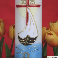 Licht der Auferstehung – Handgefertigte Osterkerze mit Kreuz, Segelschiff, Sonne, Alpha & Omega