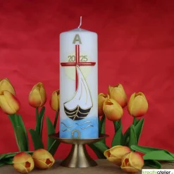 Licht der Auferstehung – Handgefertigte Osterkerze mit Kreuz, Segelschiff, Sonne, Alpha & Omega