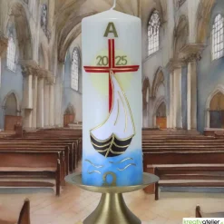 Licht der Auferstehung – Handgefertigte Osterkerze mit Kreuz, Segelschiff, Sonne, Alpha & Omega