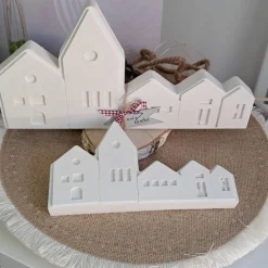 Lichthäuser weiß als Häuserleiste in 2 Größen Stadthäuser aus Raysin im Hygge Scandi Style Lichtthaus Dekohäuser