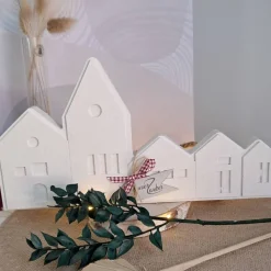 Lichthäuser weiß als Häuserleiste in 2 Größen Stadthäuser aus Raysin im Hygge Scandi Style Lichtthaus Dekohäuser
