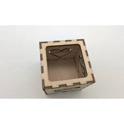 Lichtmoment – Personalisiertes 3D-Teelicht-Display aus Holz mit Gravur