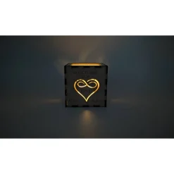 Lichtmoment – Personalisiertes 3D-Teelicht-Display aus Holz mit Gravur