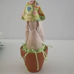 Liebevoll gefertigter Hase im Topf nach Tilda