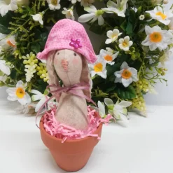 Liebevoll gefertigter Hase im Topf nach Tilda