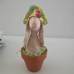 Liebevoll gefertigter Hase im Topf nach Tilda