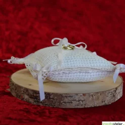 Liebevoll gefertigtes Ringkissen aus zartem Häkelstoff in reinweißer Farbe mit verspielten Herzchen und Satinschleifen