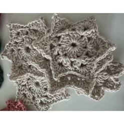 Liebevoll von Hand gehäkelte Deko